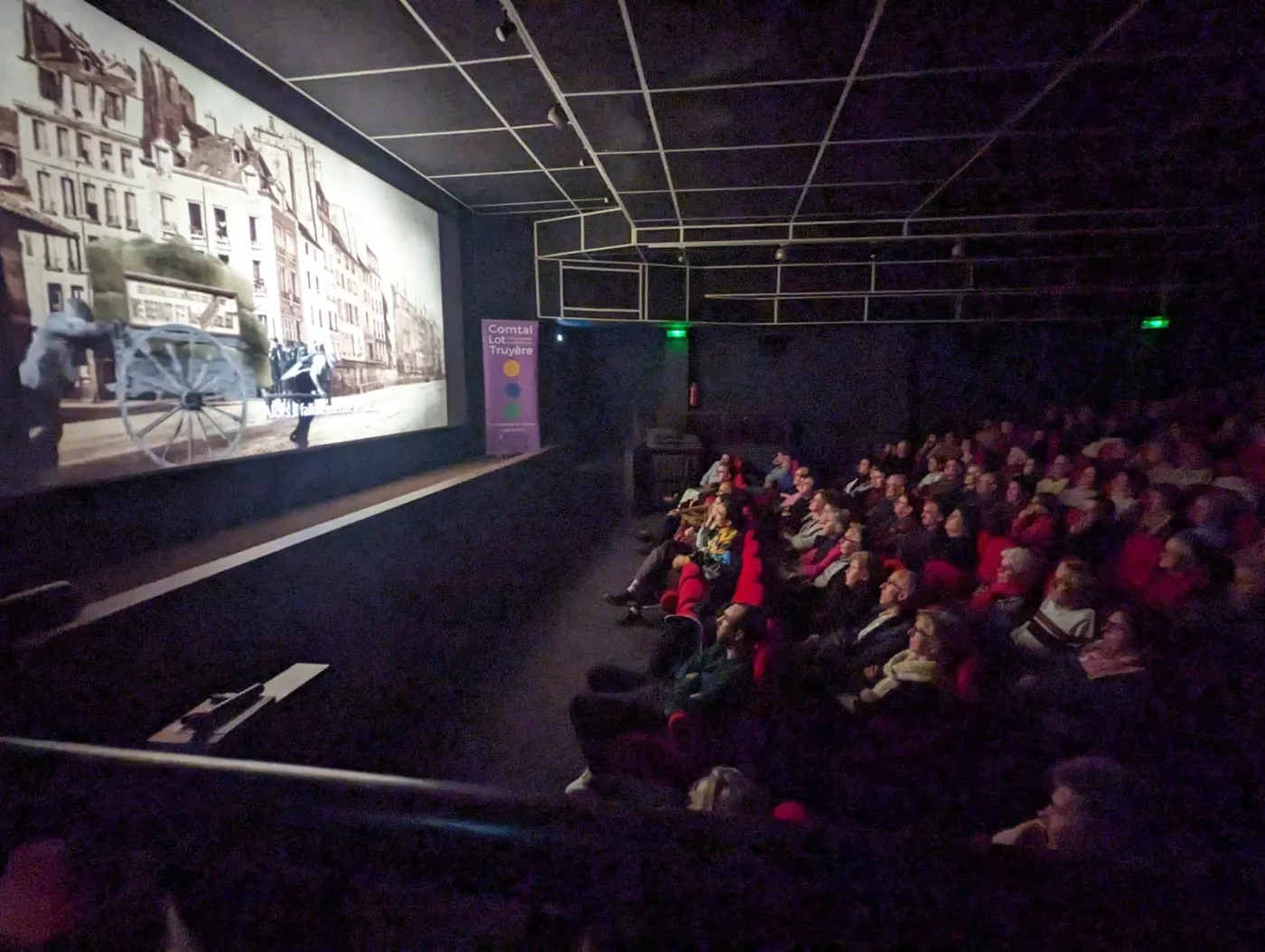 Une salle de cinéma comble lors d'une projection